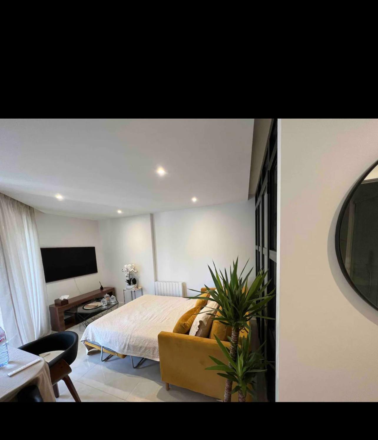 Deux. Pieces Face A La Scene. Appartement