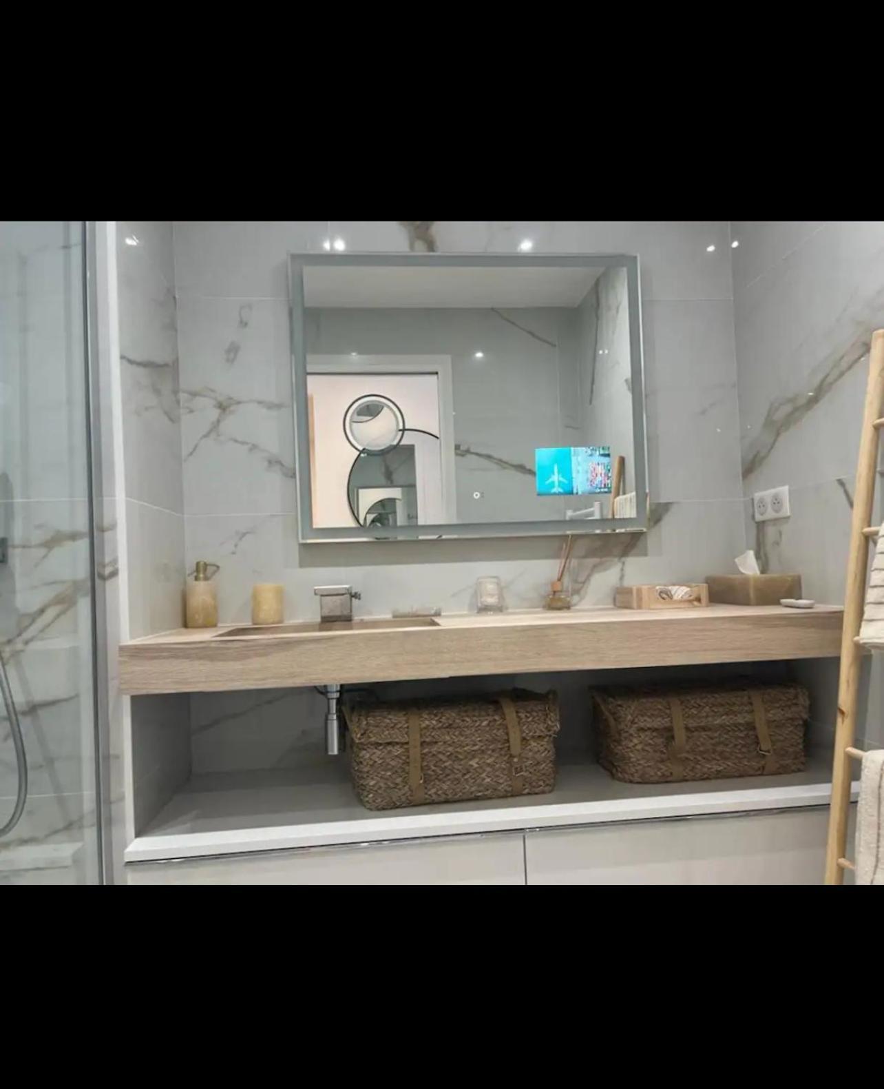 Appartement Deux. Pieces Face A La Scene. *