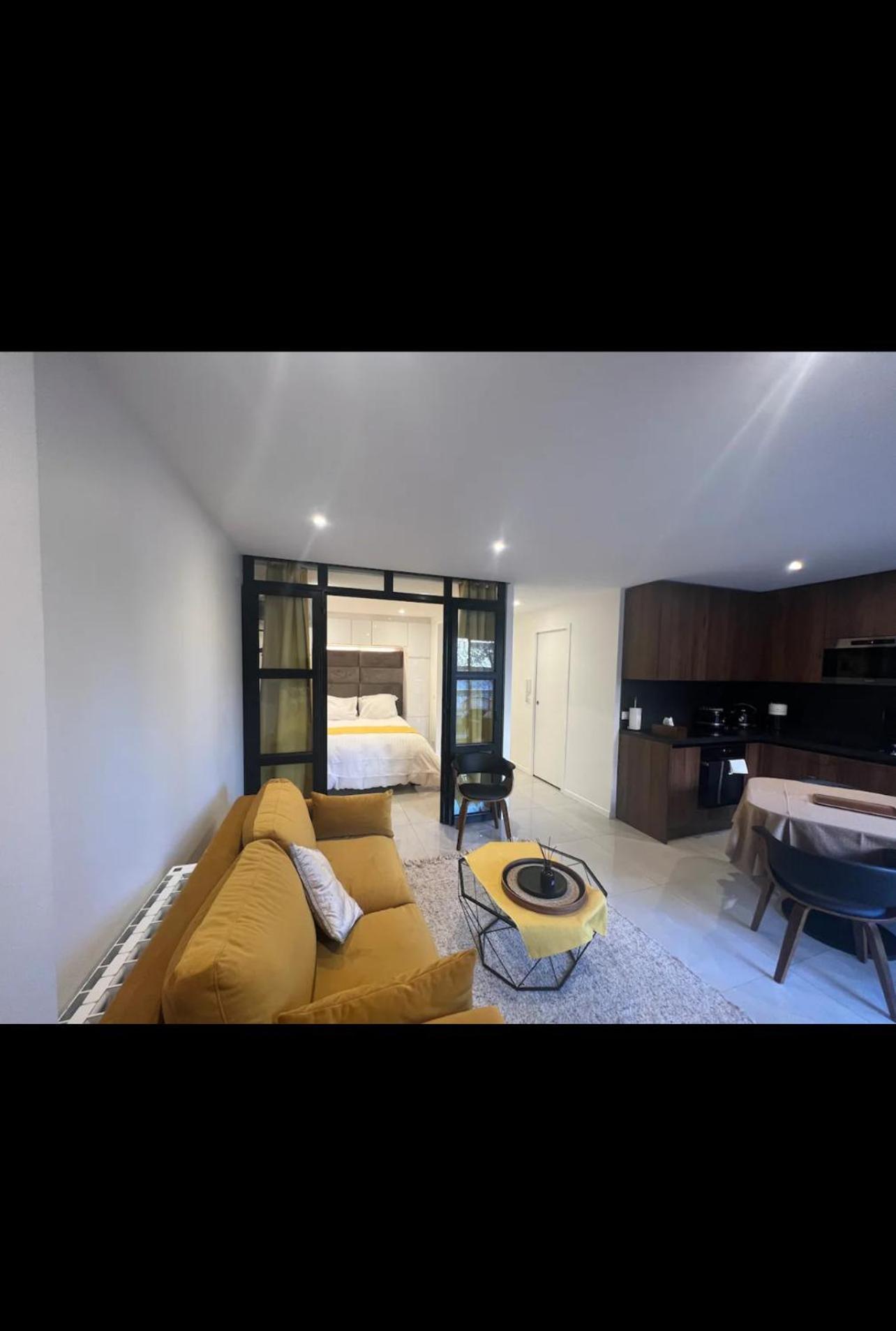 Appartement Deux. Pieces Face A La Scene. *